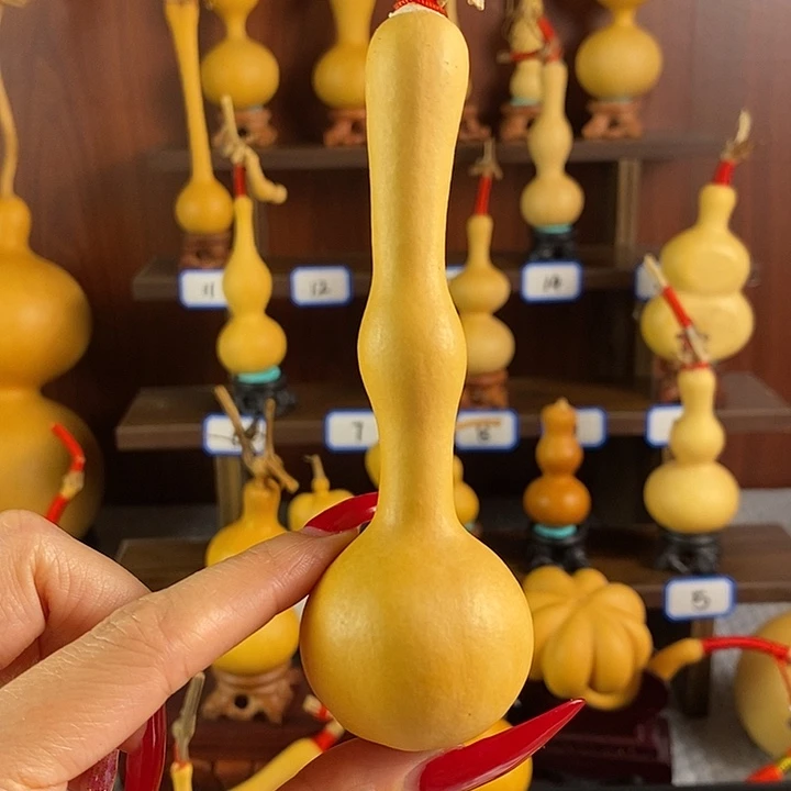 旅***赵在这部影片当中饰上黑色或红色图案