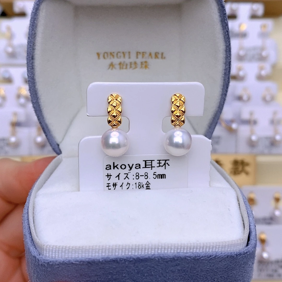 句***。18K金镶嵌海水珍珠耳饰