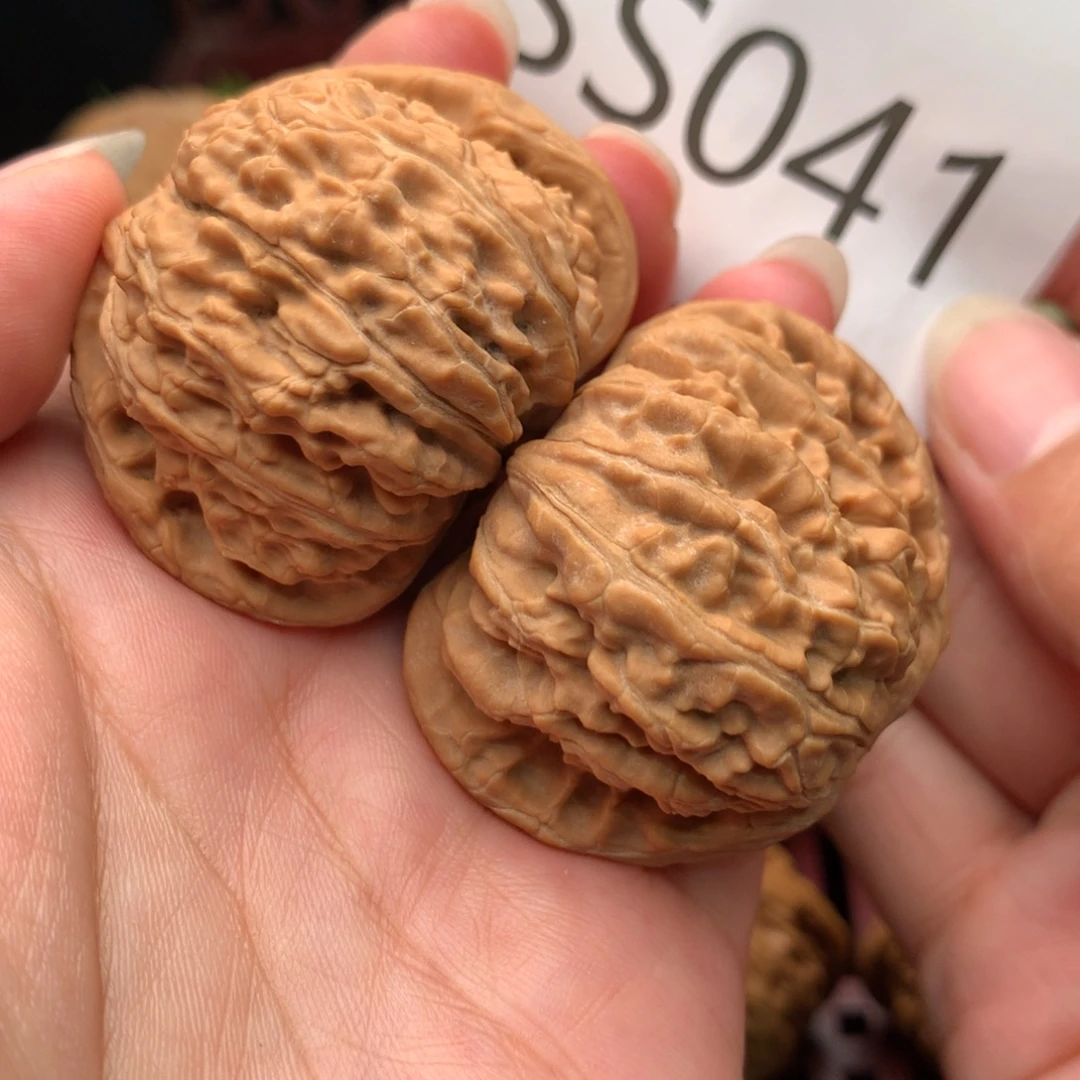 文玩核桃把件红皮满肉克重大白狮子44