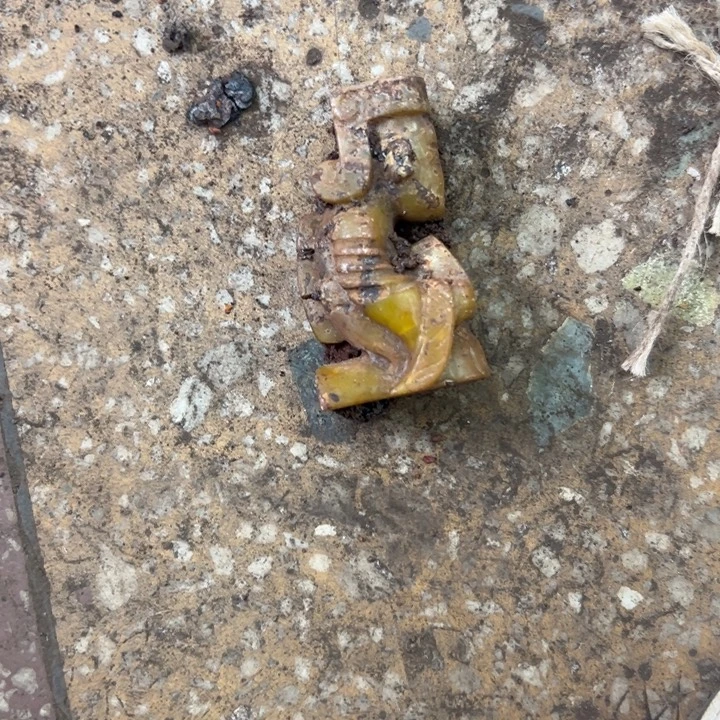 沧***粟和田玉（黄玉）未镶嵌把件