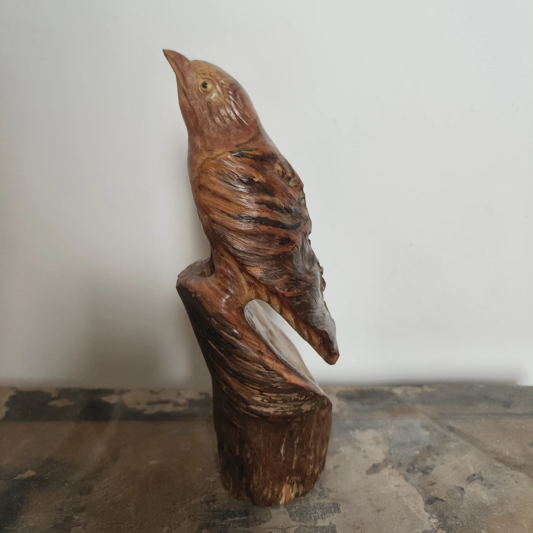 画眉鸟，琥珀木，天然巧雕，长9宽8高20公分。