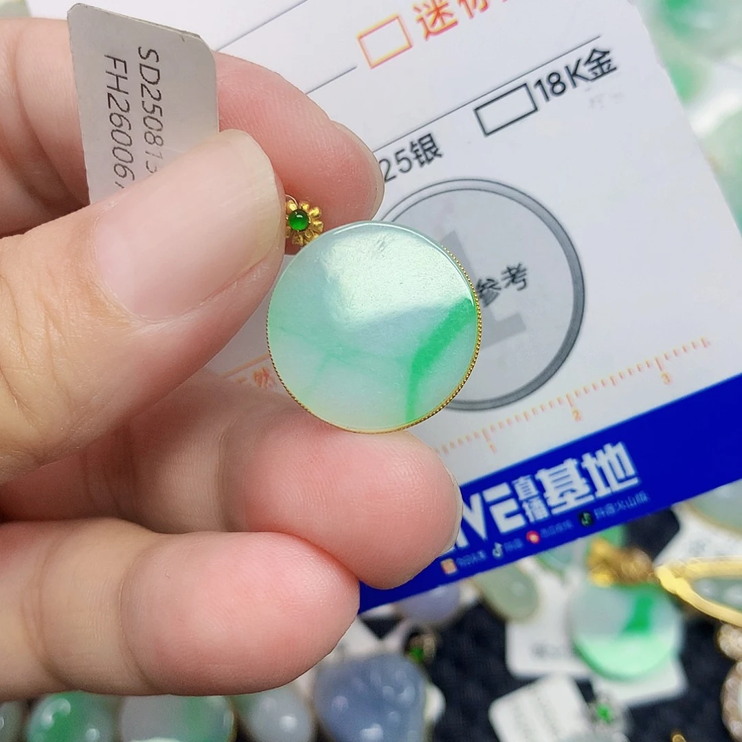 翡翠18K金镶嵌颈饰翡翠