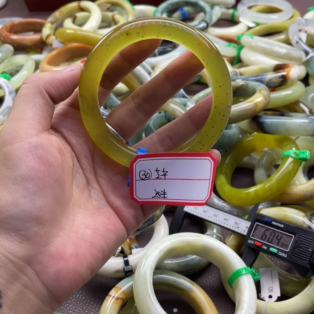 芝***芊蛇纹石玉未镶嵌手镯