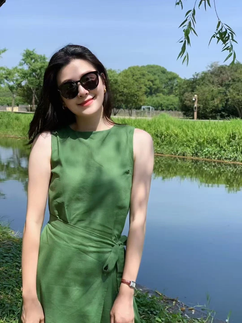 法式气质高级感绑带无袖连衣裙女2025夏季新款收腰显瘦绿色长裙子