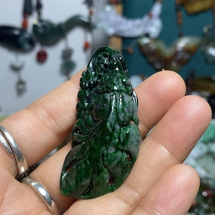 翡翠未镶嵌吊坠(赠链)