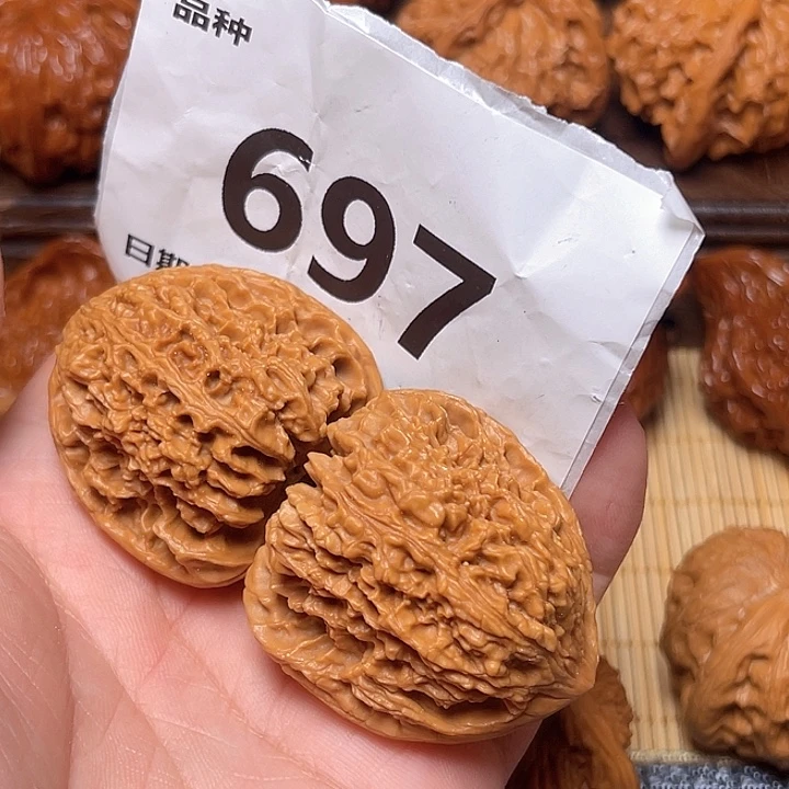 把件文玩核桃南疆石。边38。 697
