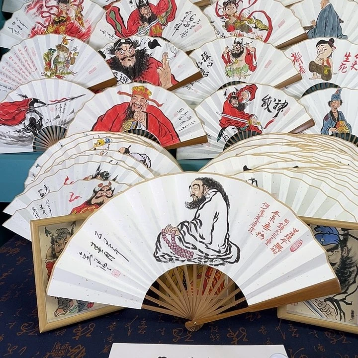 背***熊国画手绘折扇一把