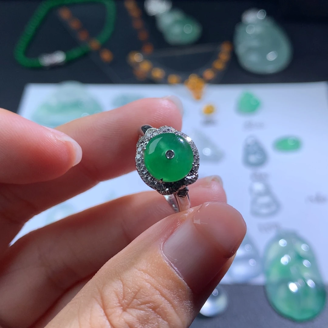 翡翠颈饰18K金镶嵌戒指