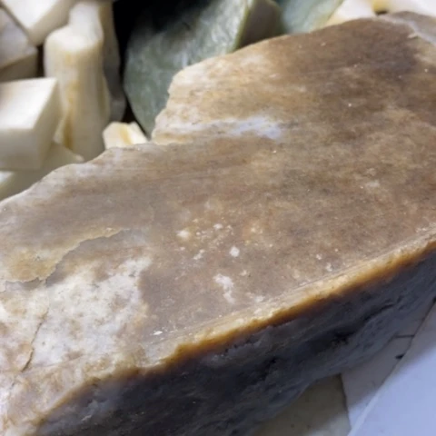 透闪石质玉未镶嵌珠宝半成品远****着
