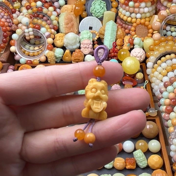 石英质玉（缅黄）未镶嵌珠宝半成品吞金兽配饰