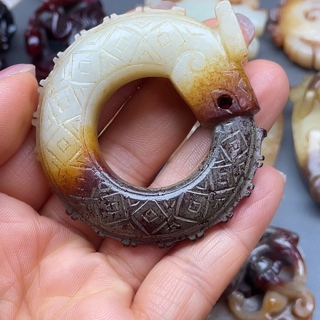 用***0和田玉未镶嵌颈饰