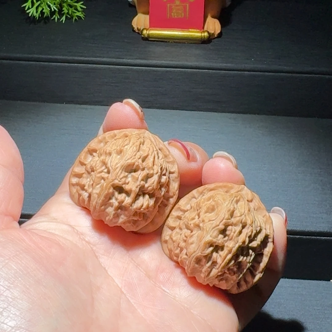 文玩核桃吊坠白狮子