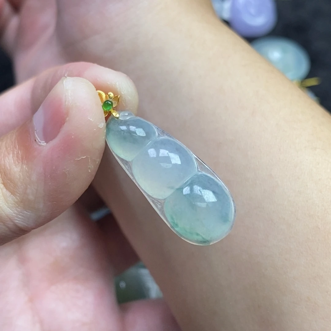 翡翠18K金镶嵌颈饰福豆