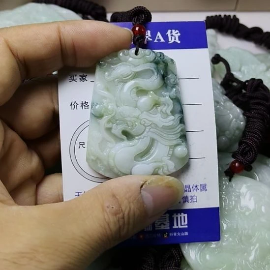 翡翠未镶嵌颈饰挂件