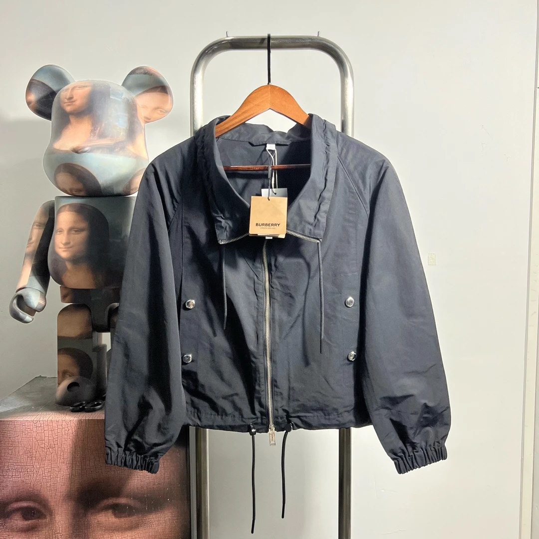 99新 BURBERRY/博柏利 背后logo冲锋衣 尺码：UK2胸围60衣长55