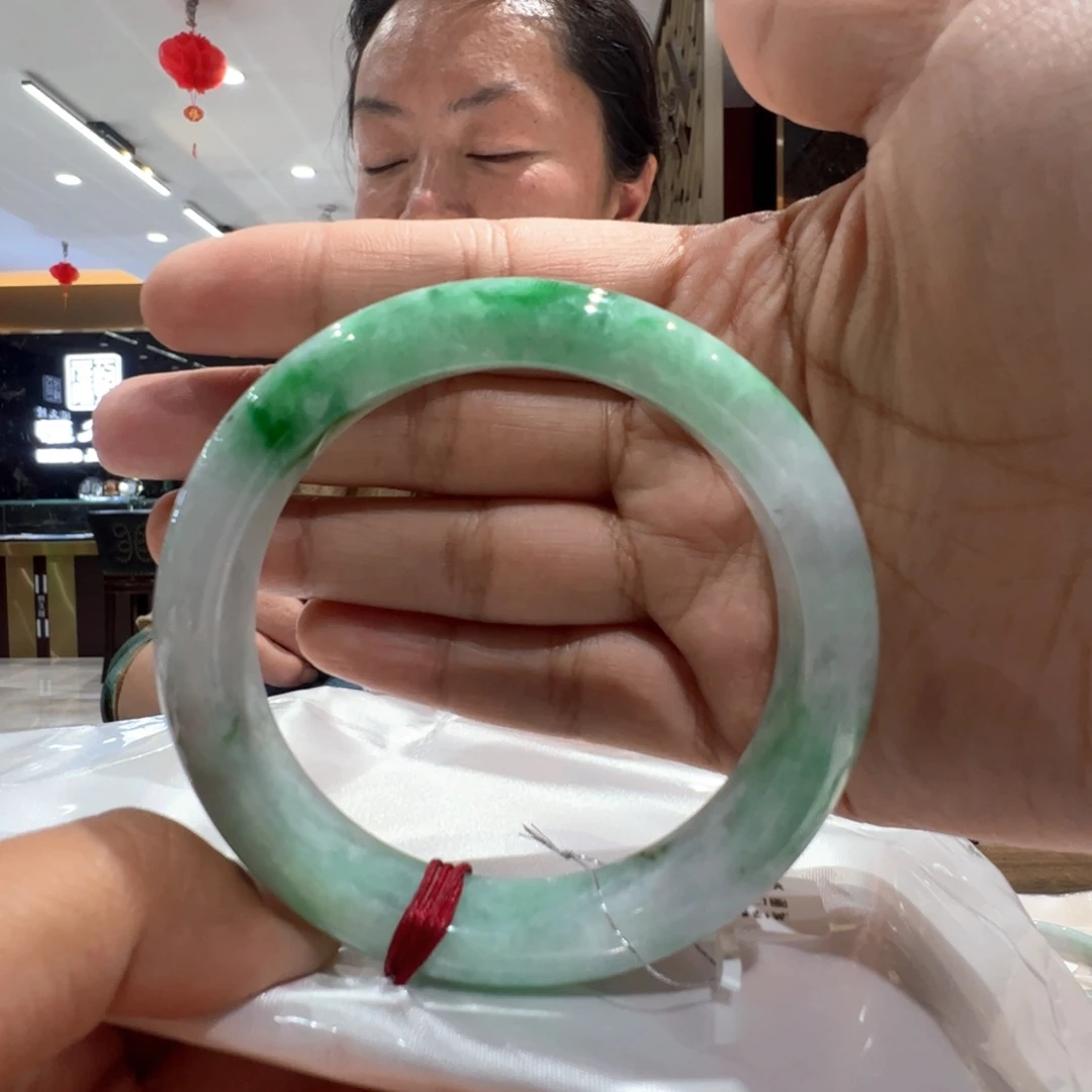 翡翠手镯未镶嵌追**?满绿