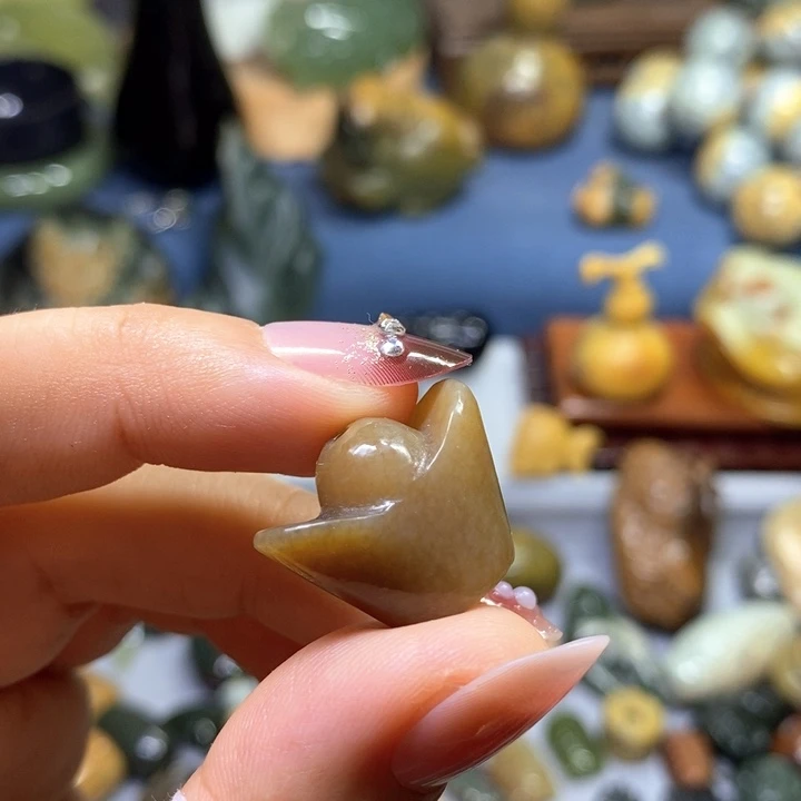 透闪石质玉未镶嵌挂件