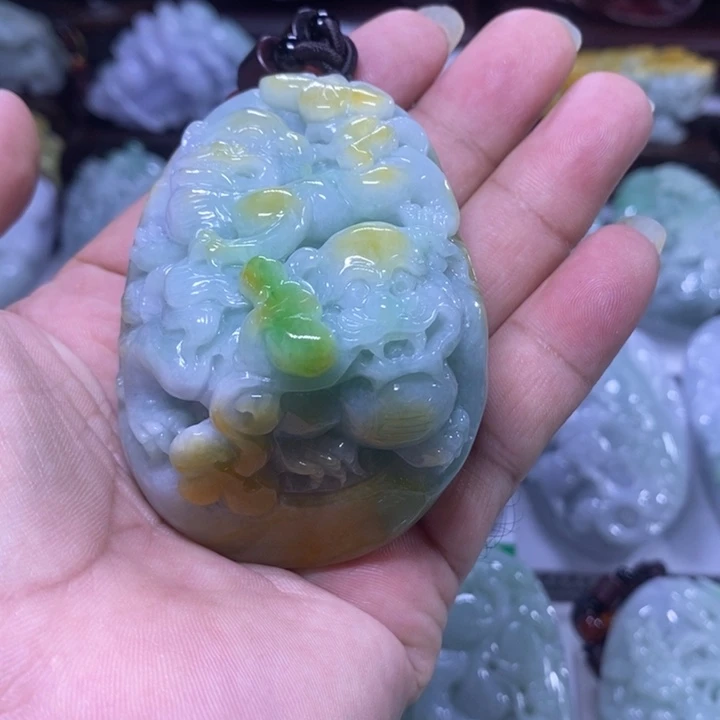 翡翠未镶嵌颈饰狮子手把件