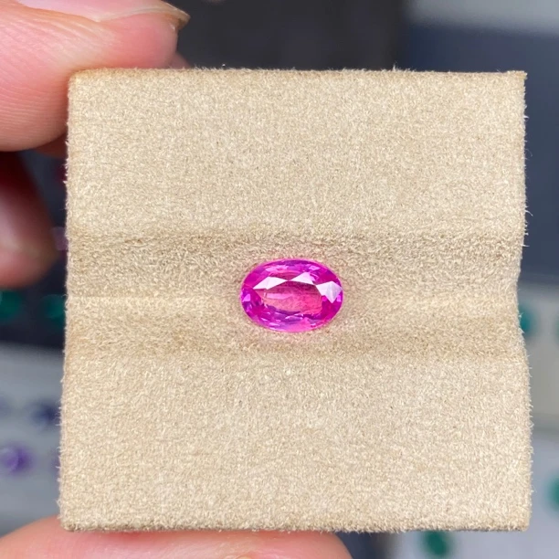 1.0ct热粉色蓝宝石裸石