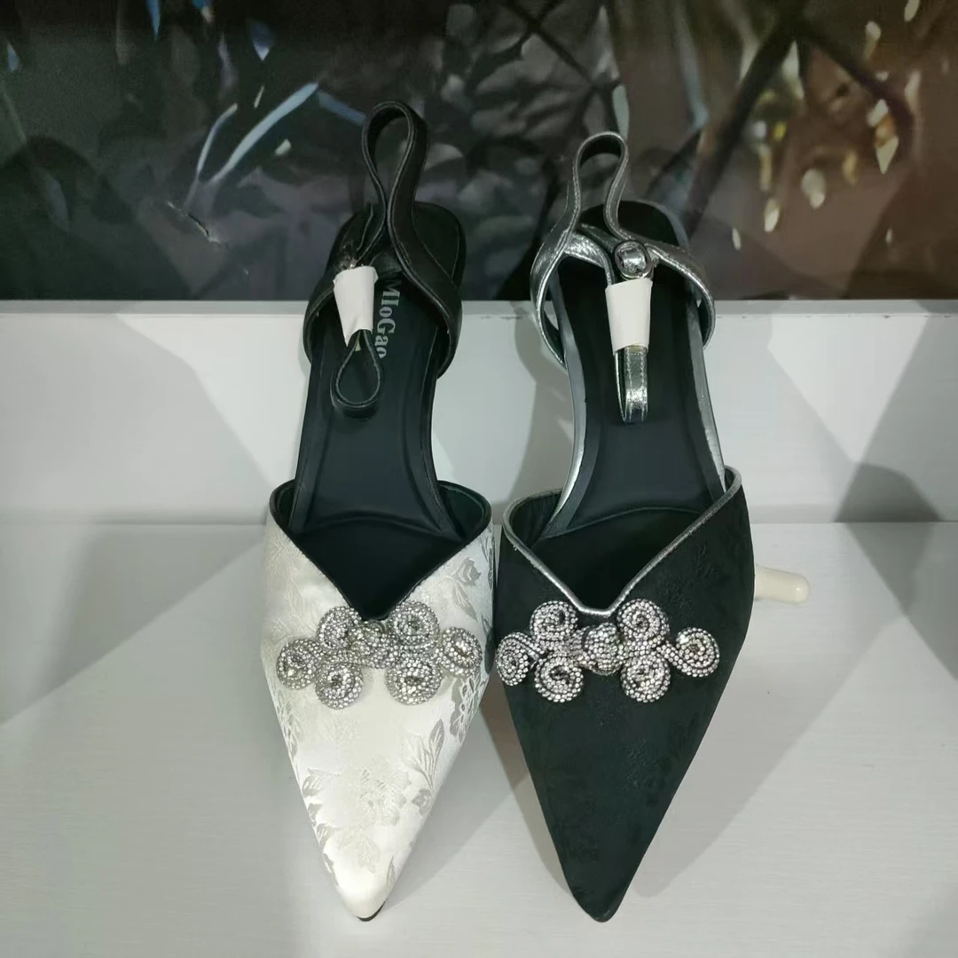 027158货号时尚水钻盘扣国风凉鞋