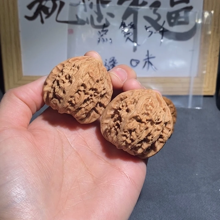 非***脸吊坠桃核黄尖三角白