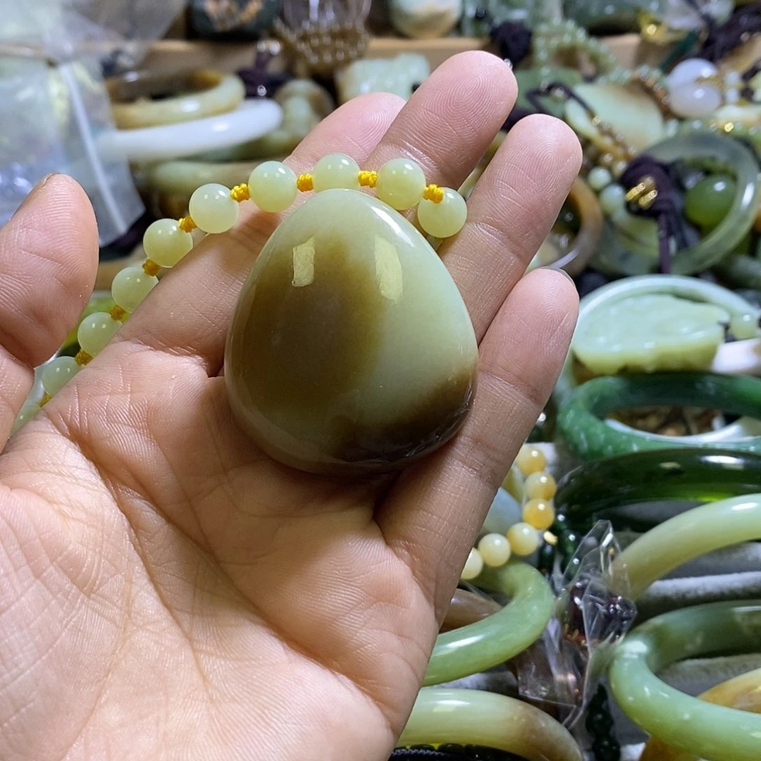 颈饰未镶嵌和田玉一个