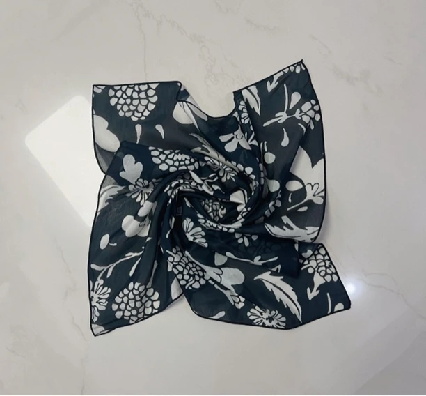 AM64（阿梦服饰）方巾 藏蓝花 68✖️68