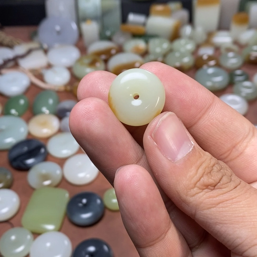 和田玉吊坠(不含链)未镶嵌＂****﹖