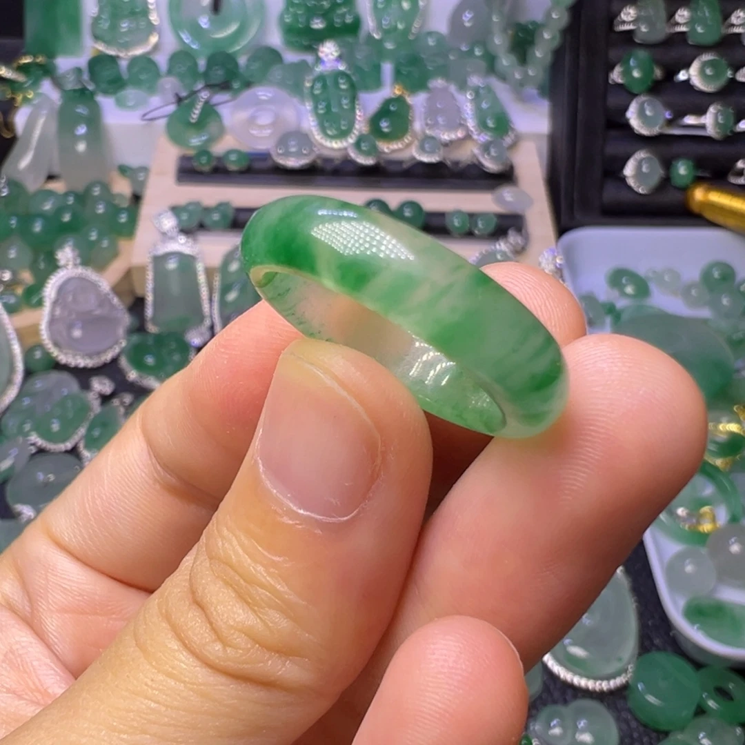 石英质玉（非洲翠）未镶嵌颈饰