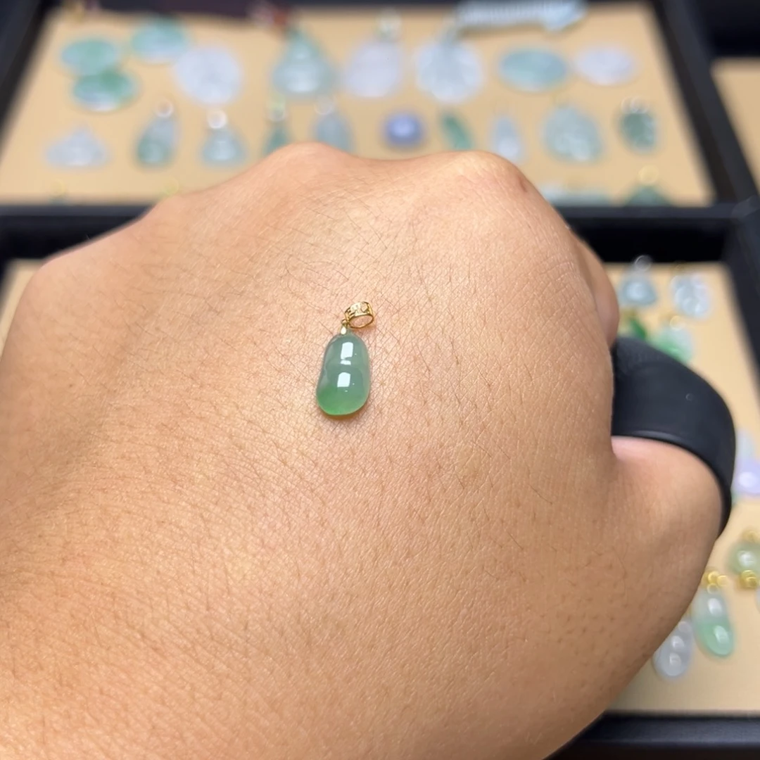 翡翠18K金镶嵌颈饰豆子