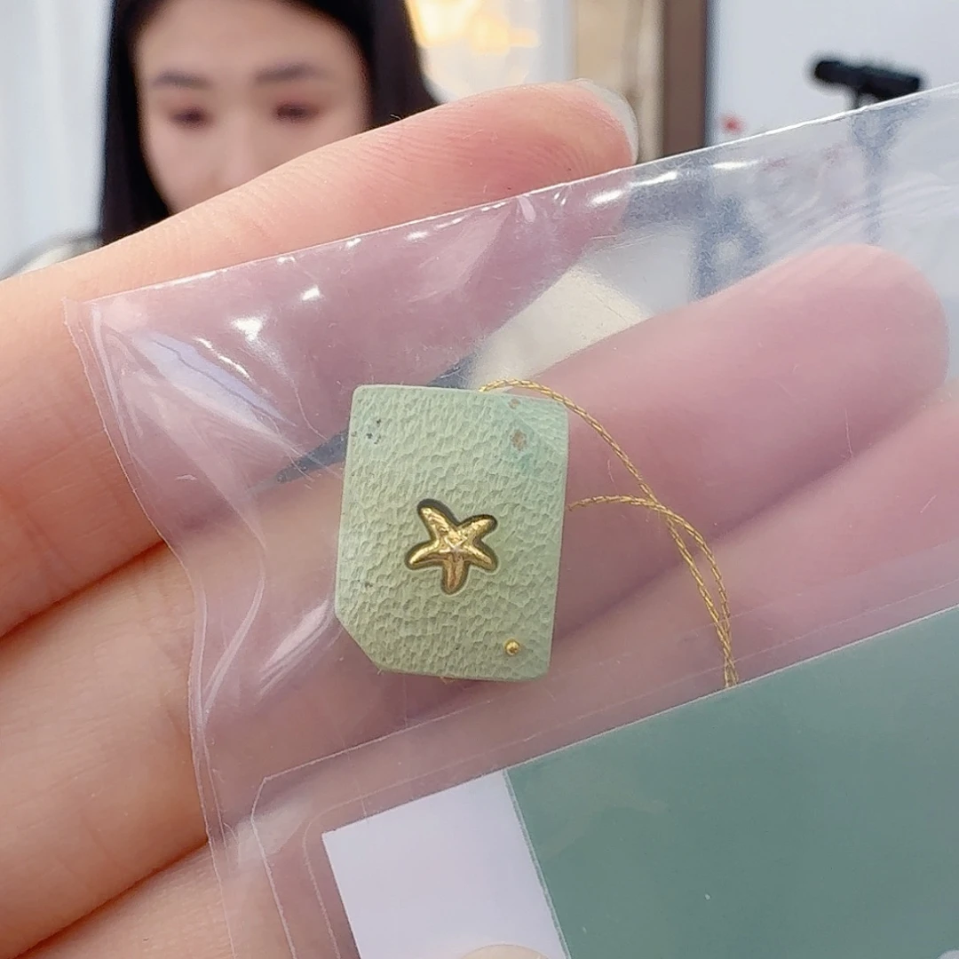 沙***余绿松石未镶嵌珠宝奇石