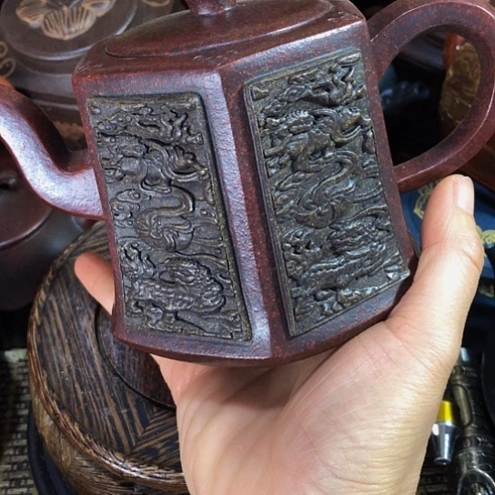 茶壶紫砂原矿泥料手工制作的一把紫砂壶。