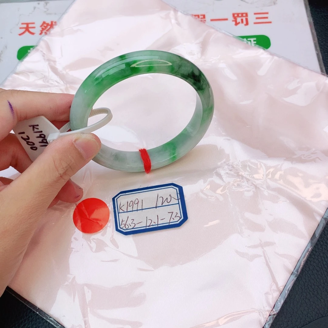 翡翠手镯未镶嵌翡翠