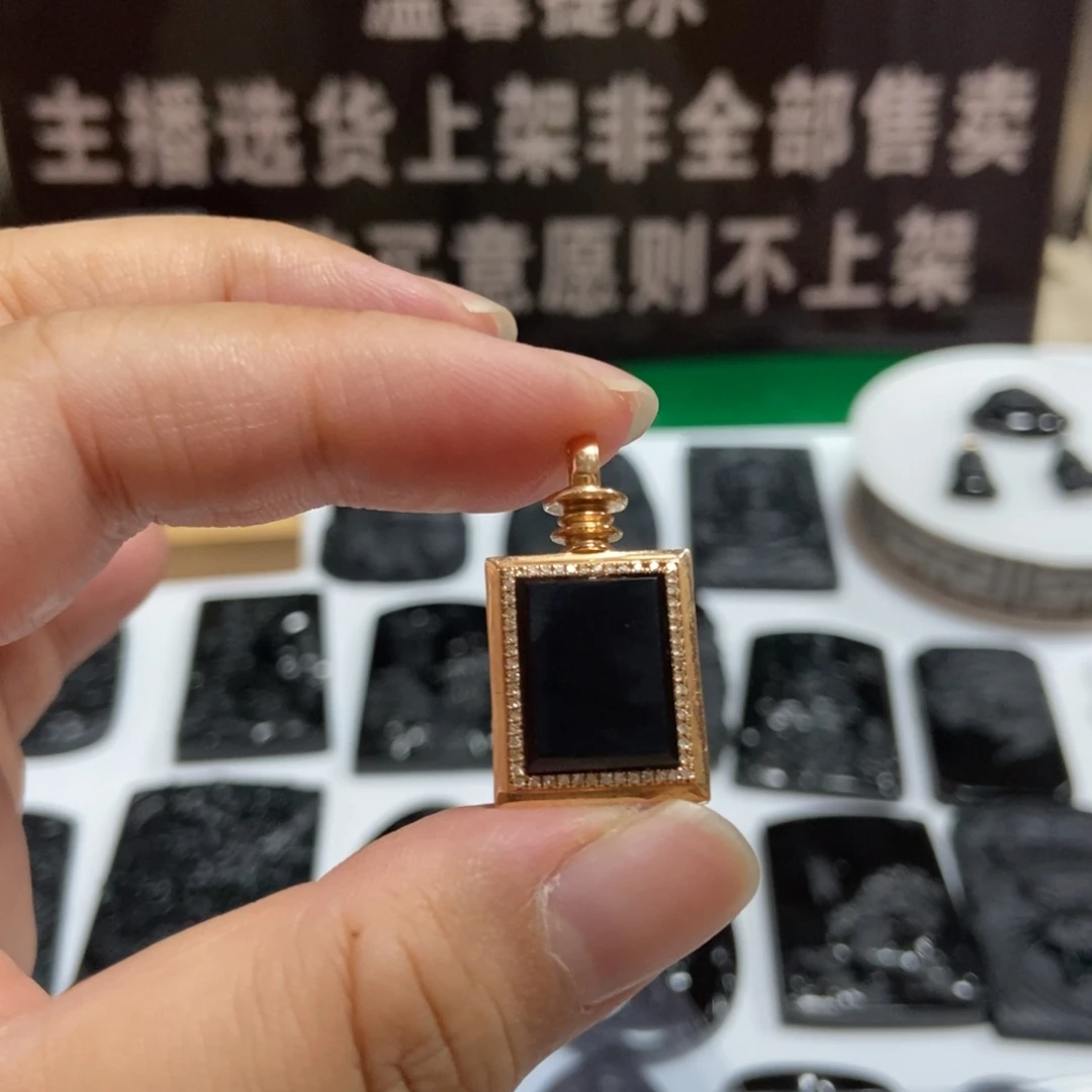 蜀***夏翡翠18K金镶嵌颈饰无事牌