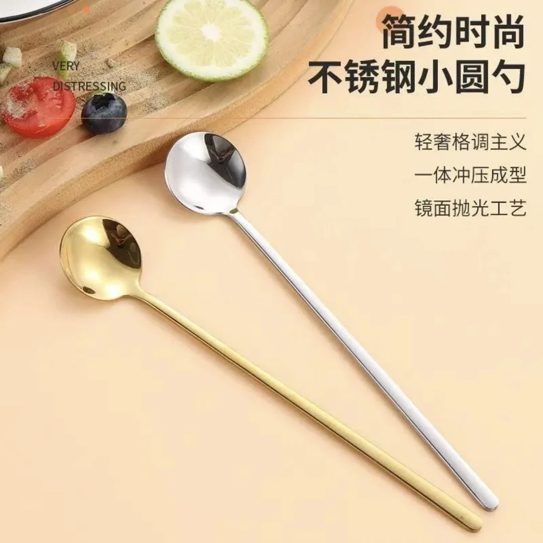 子用小调羹调料牛奶搅拌棒