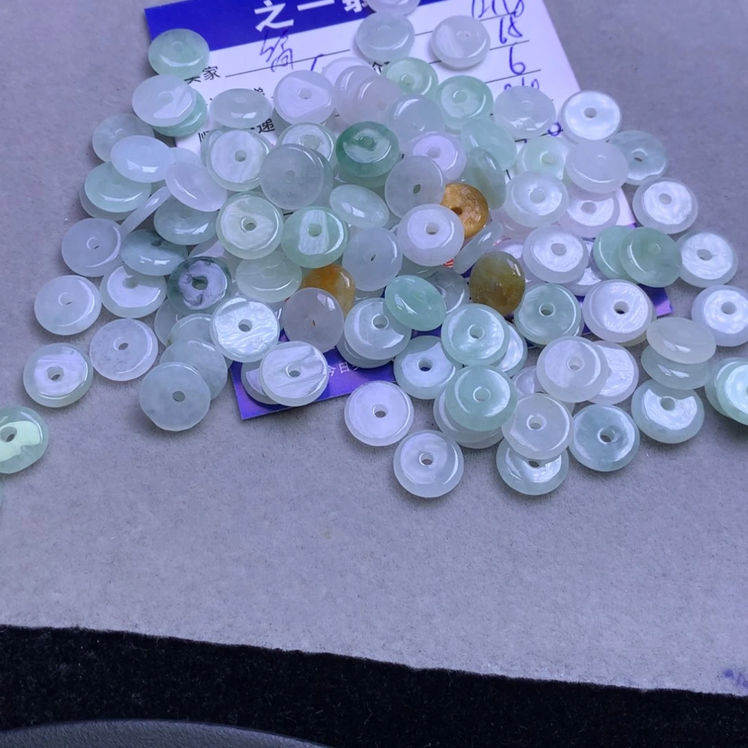 颈饰未镶嵌翡翠简****?