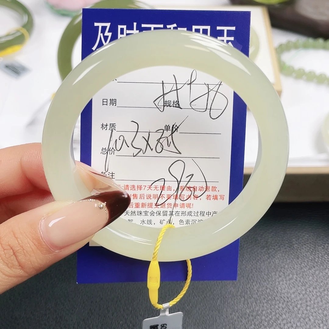 吱****和田玉未镶嵌手镯
