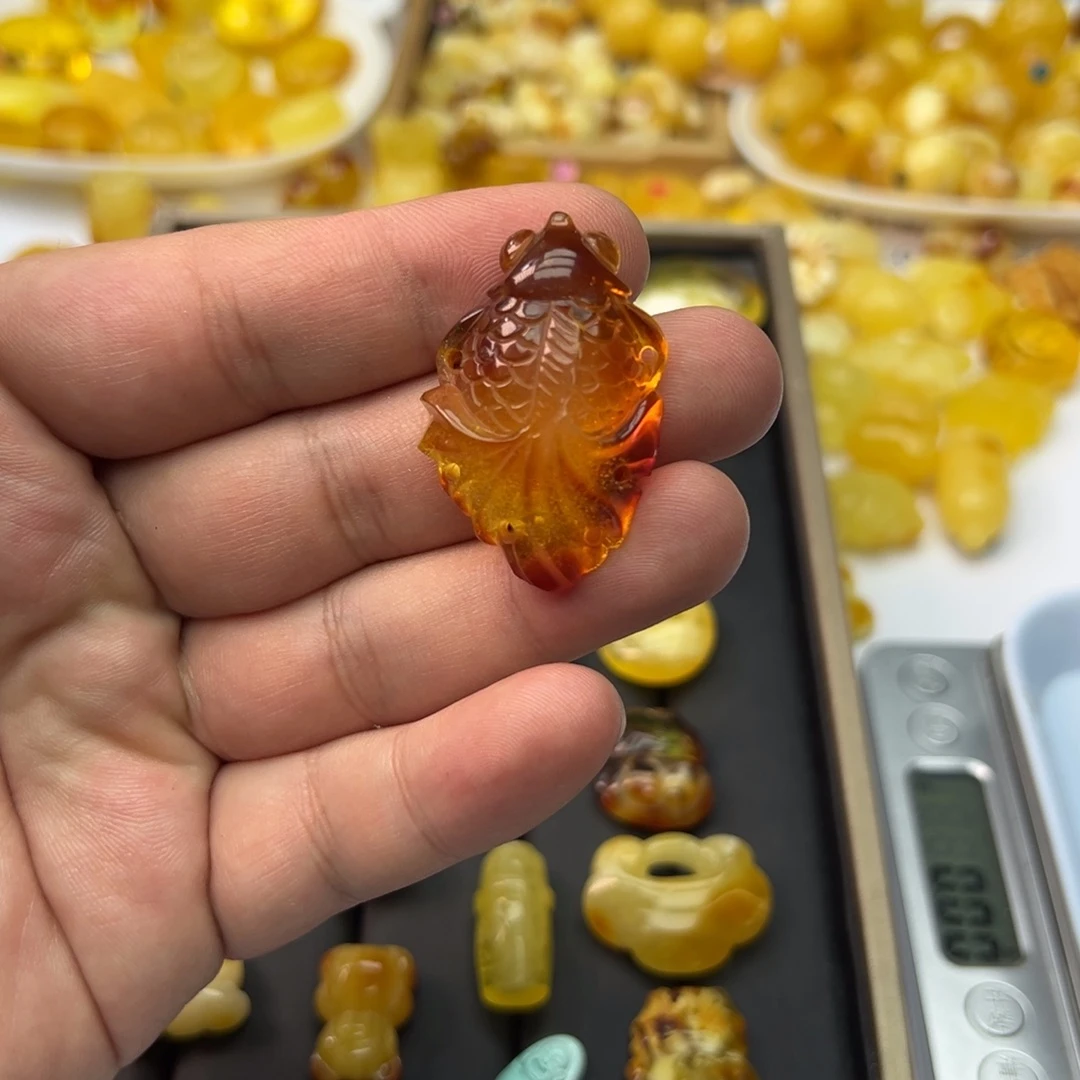 圣***星琥珀未镶嵌裸石5.7克