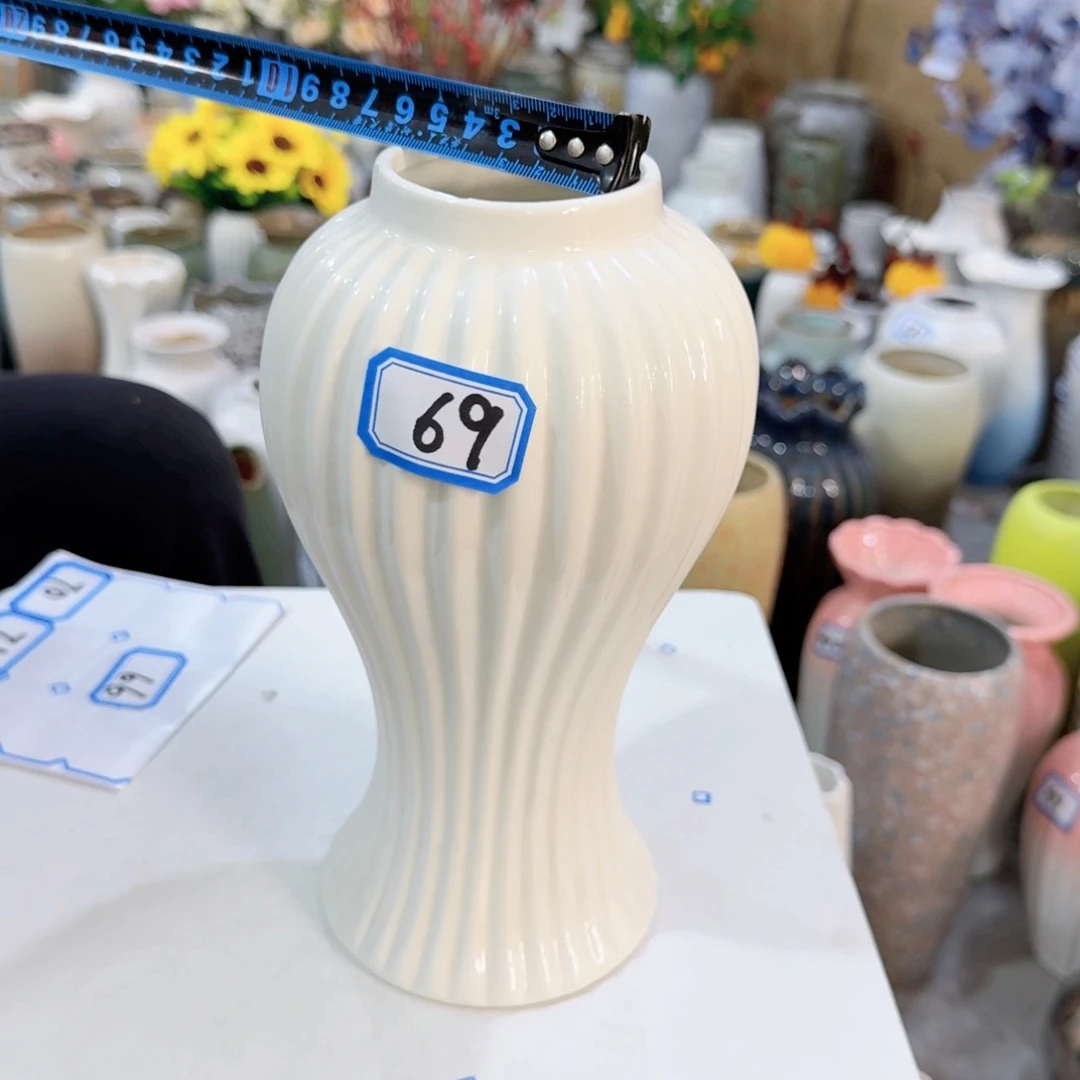 69号陶瓷高21厘米微瑕一个