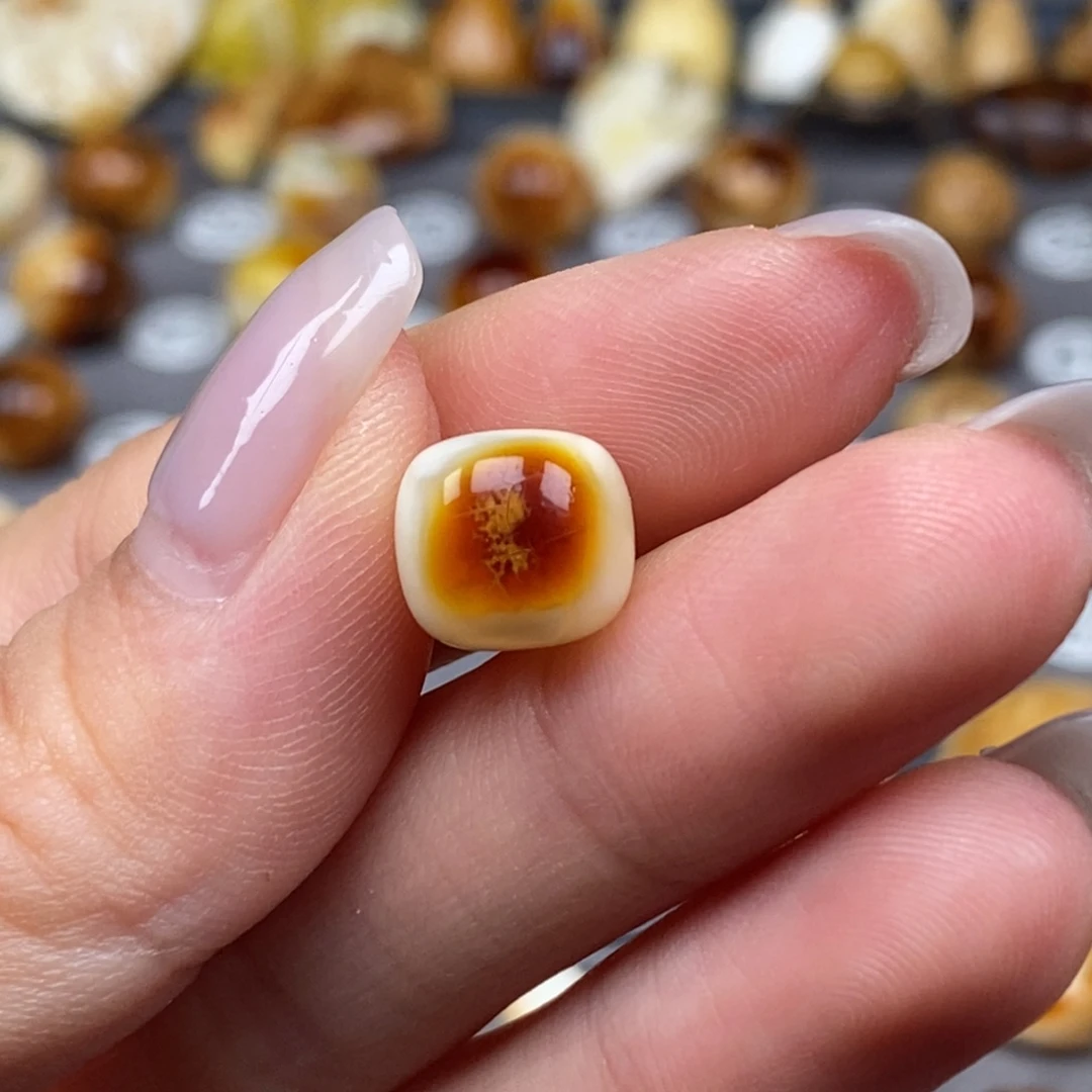 琥珀颈饰未镶嵌老型