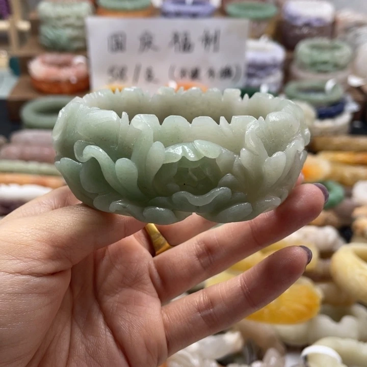 夏***光未镶嵌手镯石英质玉