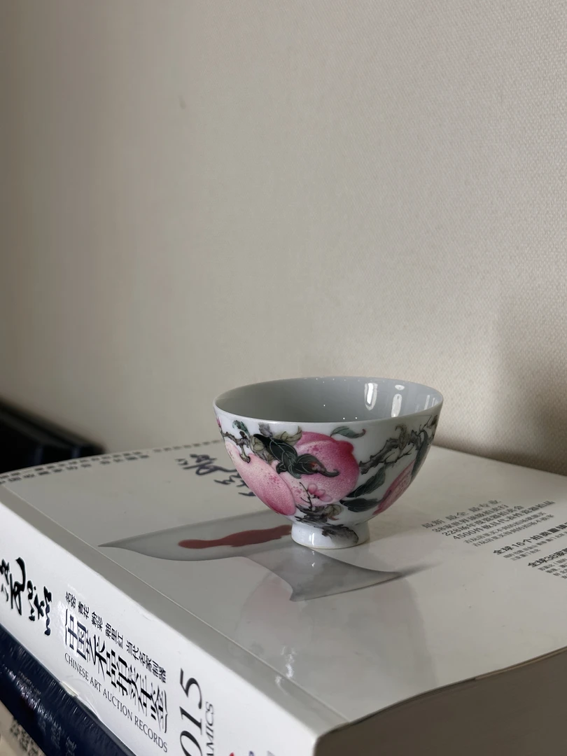 粉彩画三桃主人杯
