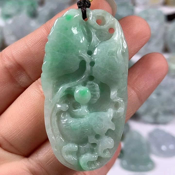翡翠未镶嵌颈饰和和美美年年有余两面工艺福利