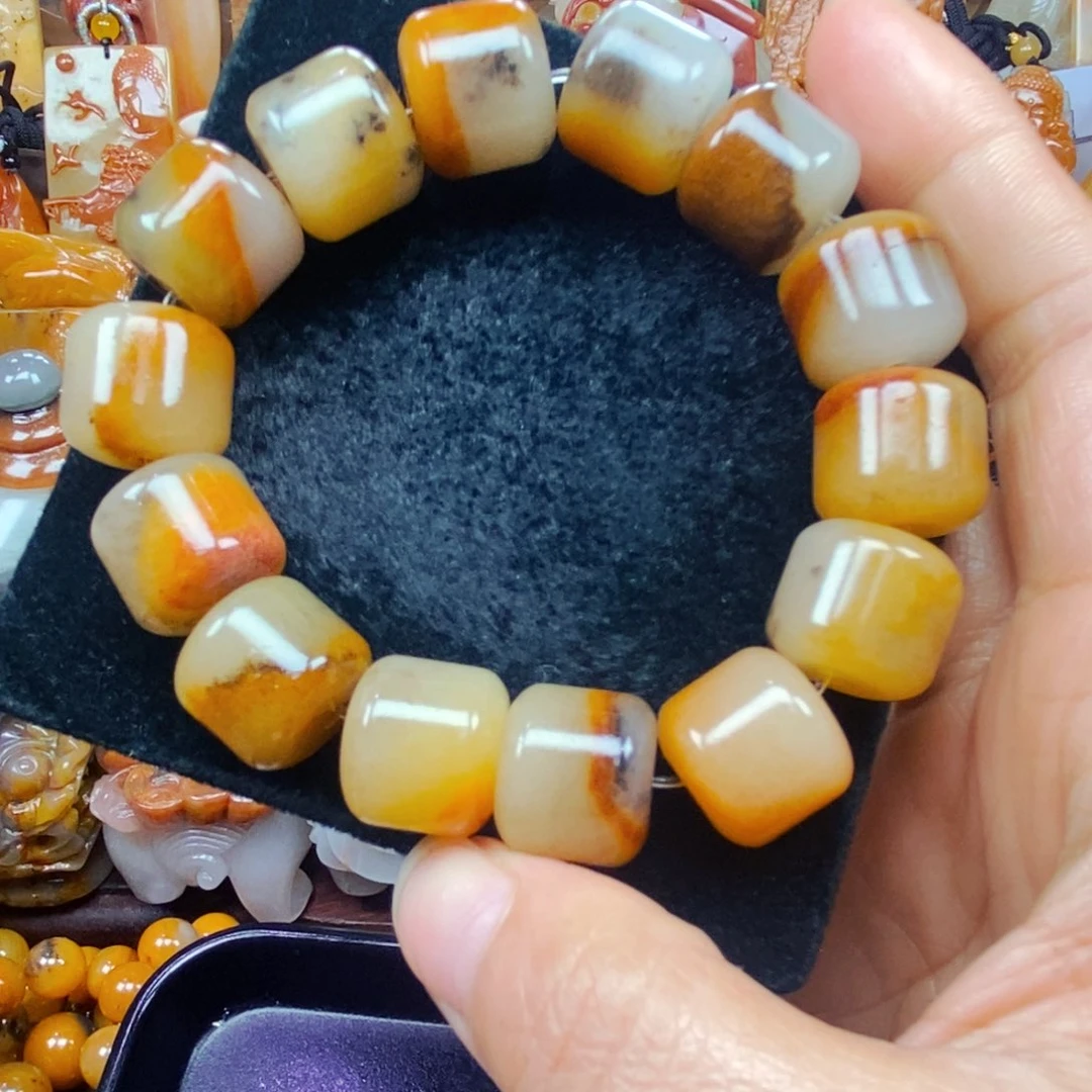 未镶嵌石英质玉（黄龙玉）颈饰