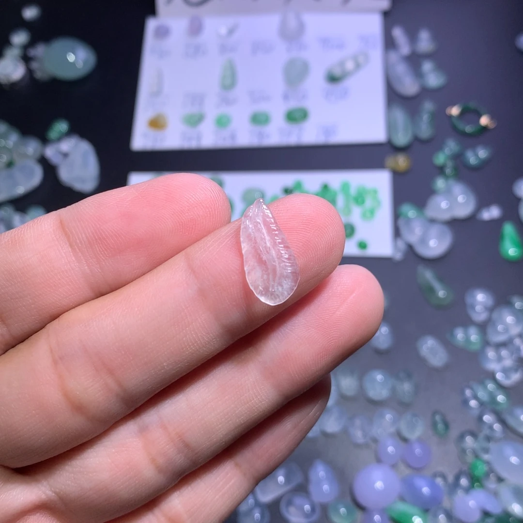 翡翠未镶嵌颈饰羽毛