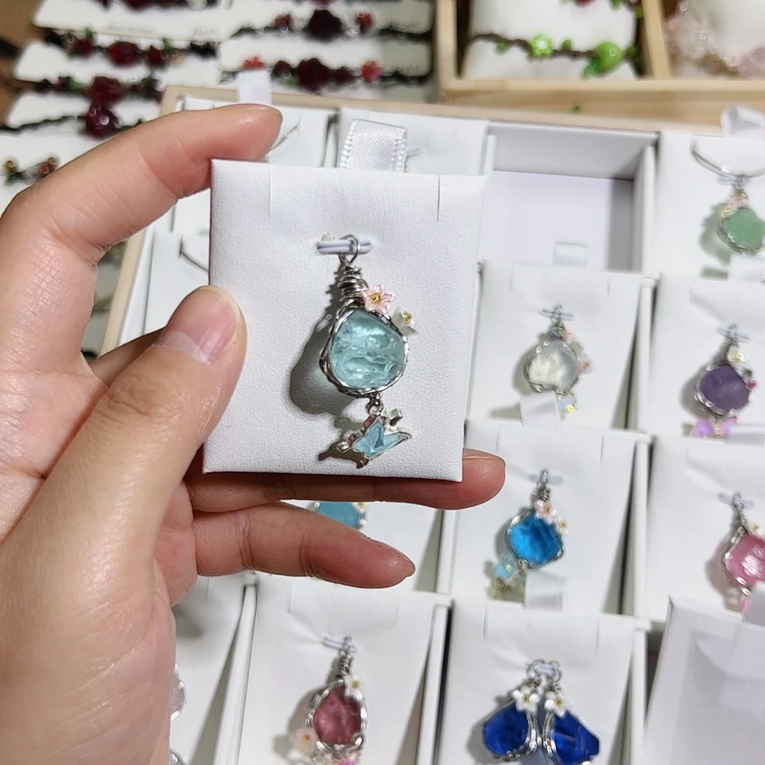 石英石非金属      浅蓝蝴蝶吊坠