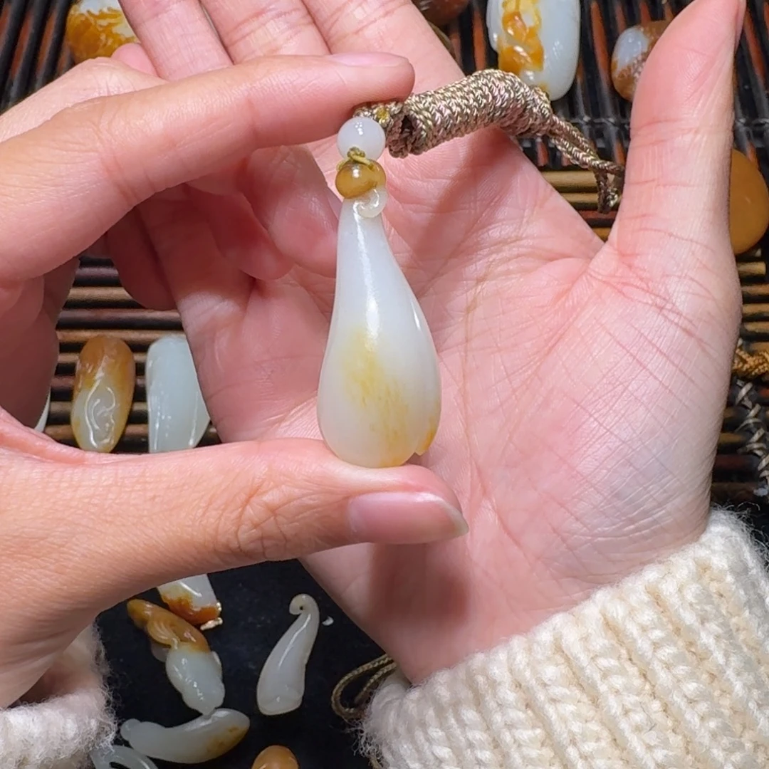 开***心和田玉未镶嵌颈饰玉兰花