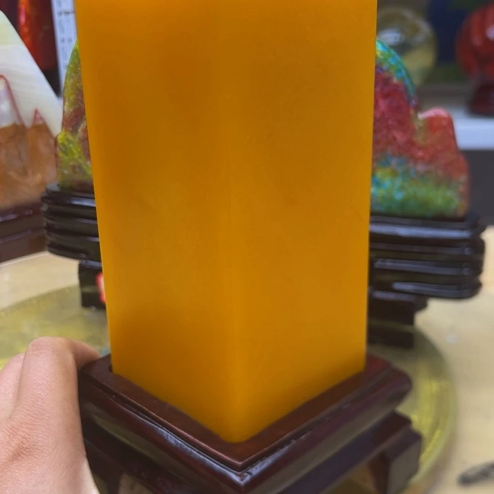 此***明黄龙玉大立柱摆件
