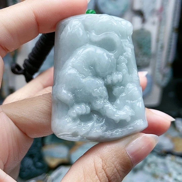 颈饰足铂镶嵌翡翠翡翠