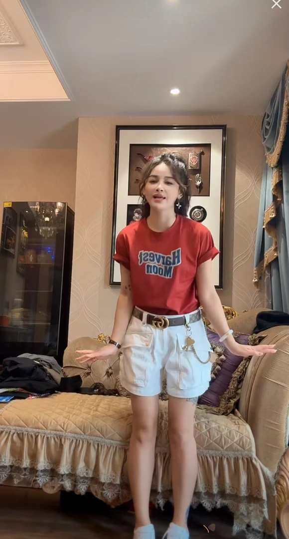 红人秀白色牛仔短裤